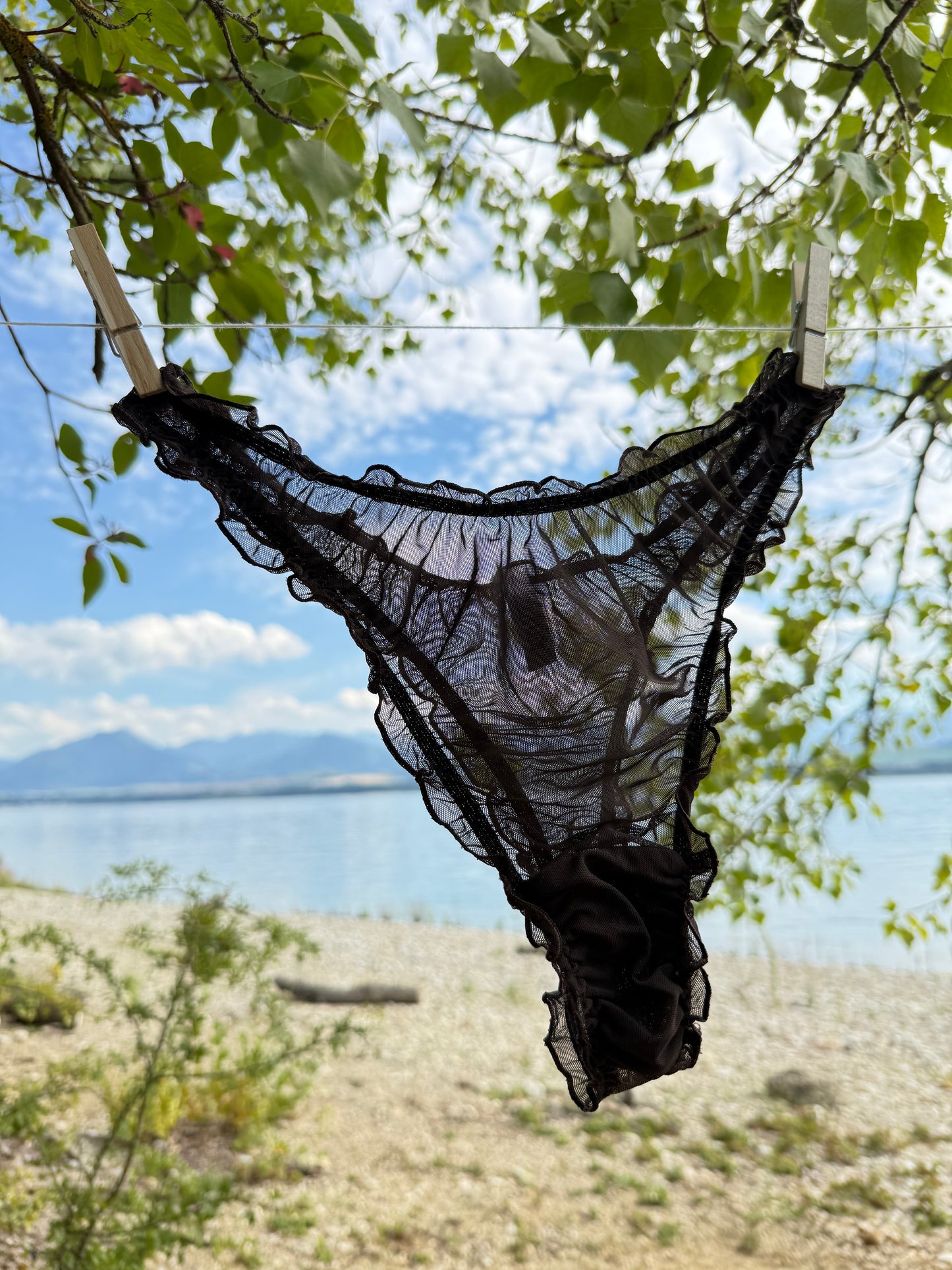 THE RUFFLE THONG